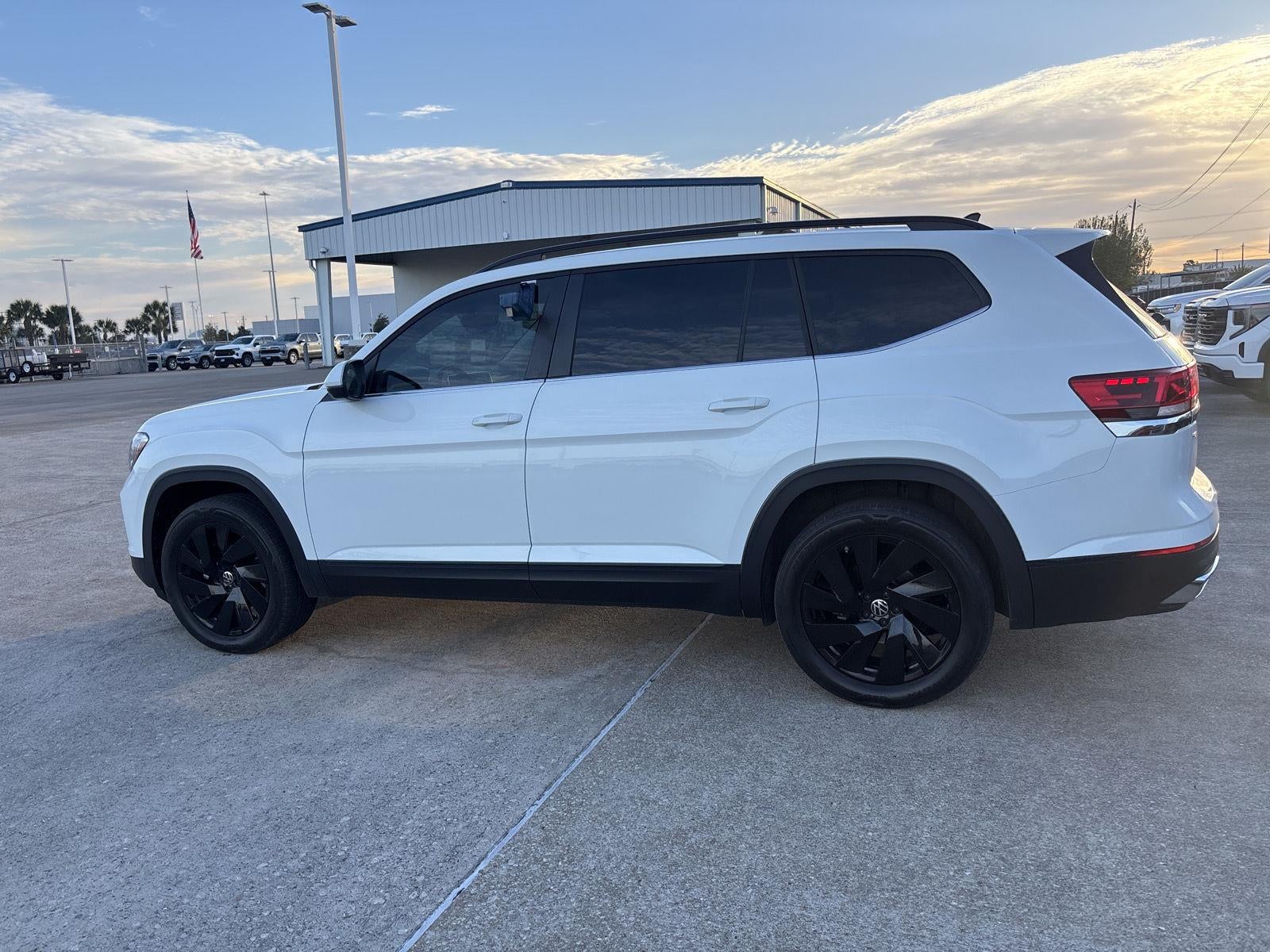 2025 Volkswagen Atlas 2.0T SE w/Technology